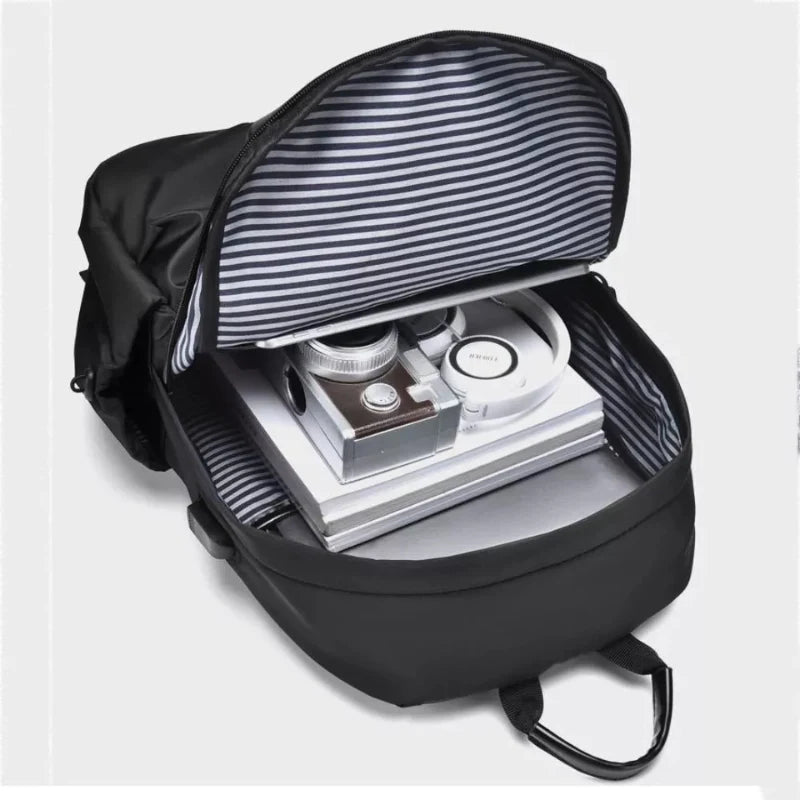 Sicherer Und Geräumiger Wasserdichter Reiserucksack Mit Usb Aufladung